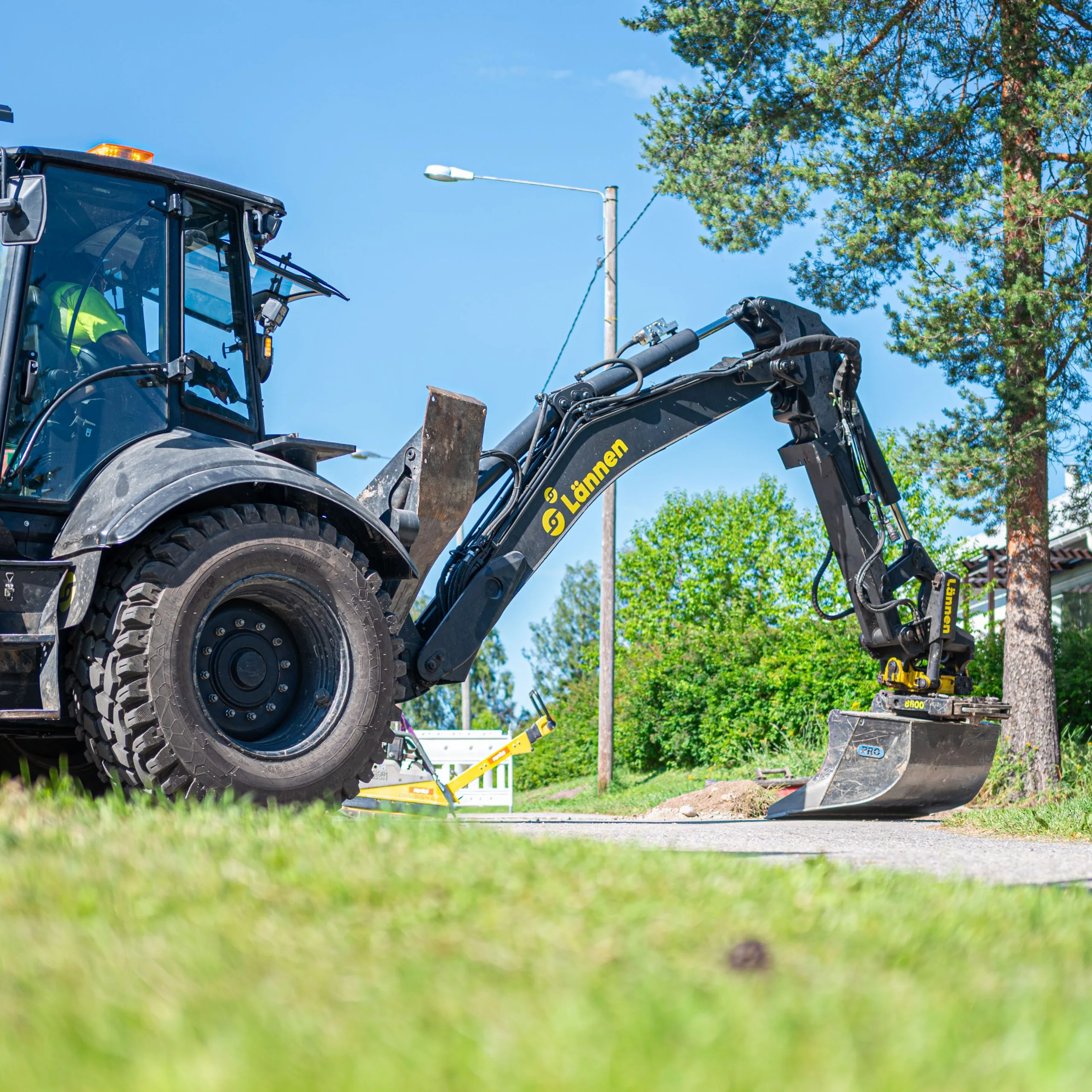 Profugus Oy:n Lännen monitoimikone työssään